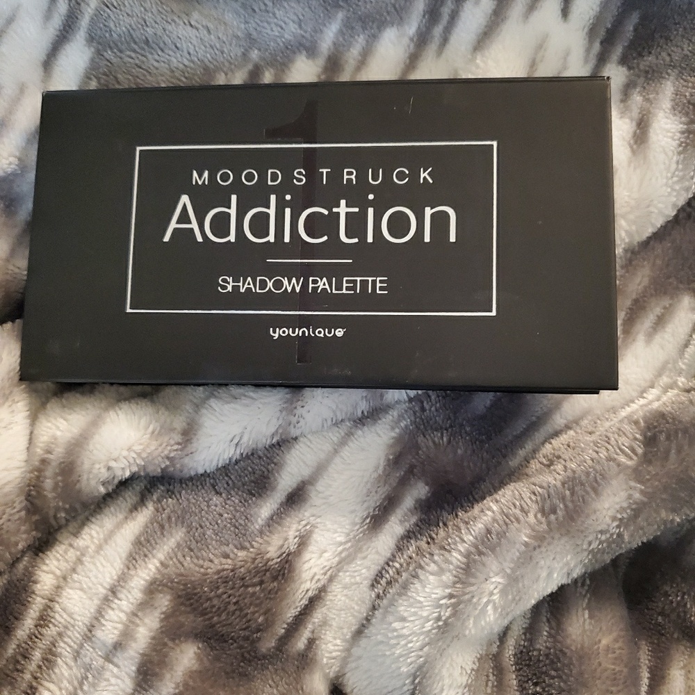 Younique shadow palette